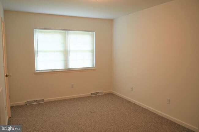 Building Photo - 408 Commons Ln