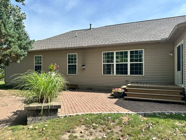 Building Photo - 1052 Arrowhead Dr