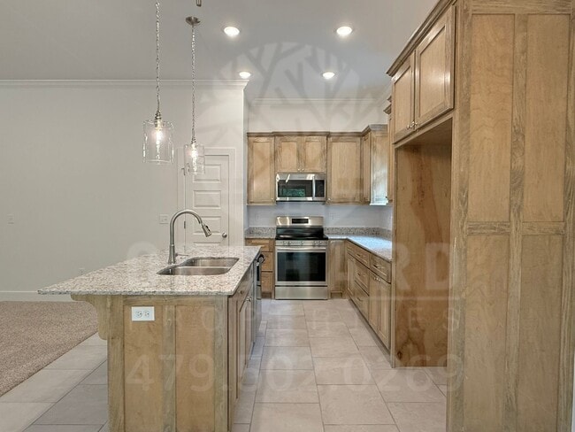 Building Photo - Single-Family Home- 2 Bed/ 2 Bath w/ Hobby...