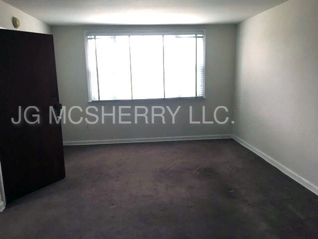 Building Photo - TWO BEDROOM DUPLEX IN RHAWNHURST