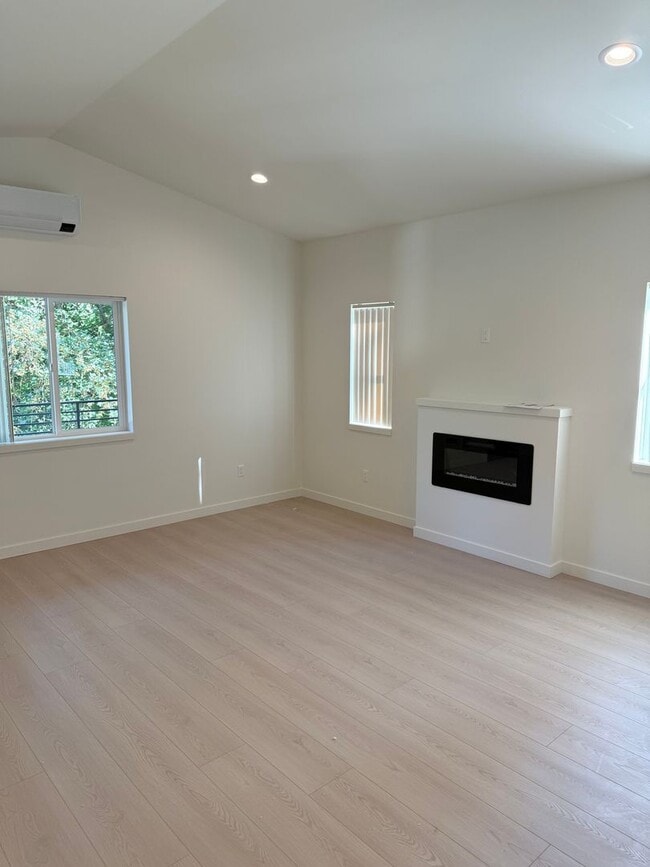 Building Photo - Duplex in CDA !