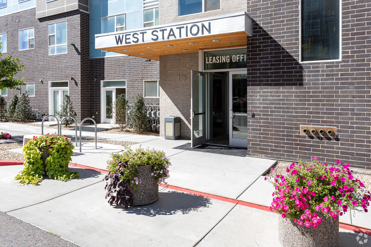 Entrada de la estación Oeste - West Station Apartments