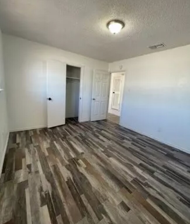 Foto del edificio - Centrally located 2BR/1BA | Updated | Wate...