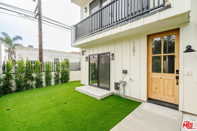 Foto del edificio - 1201 N McCadden Pl