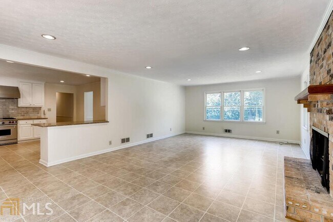 Building Photo - 2584 Warwick Dr