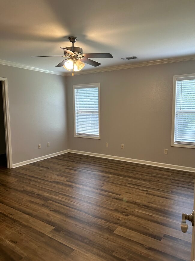 Building Photo - 267 Creek View Dr