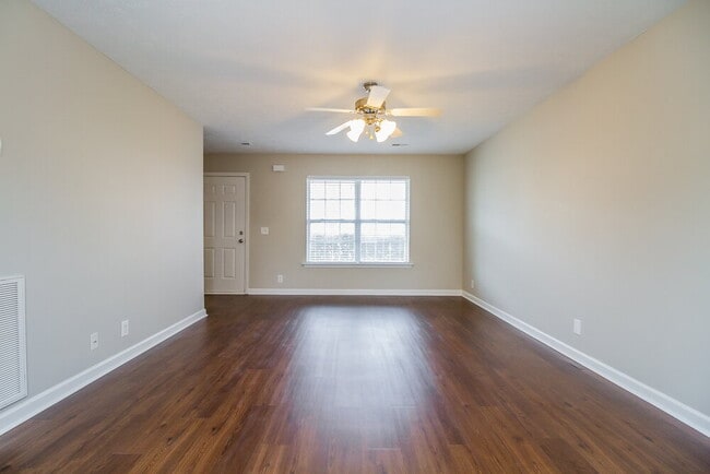 Foto del edificio - 3040 Herman B Rader Dr