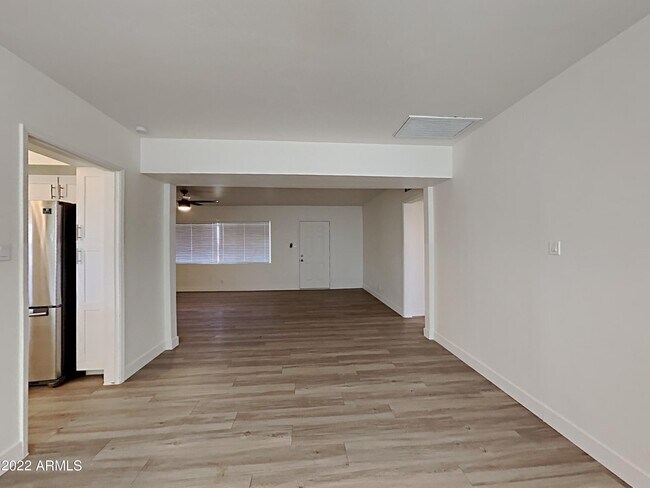 Building Photo - 2431 W Shady Glen Ave