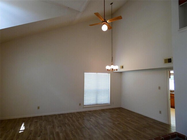 Foto del edificio - 2215 Brook View Ln