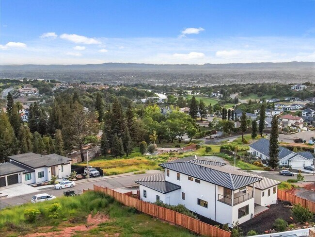 Building Photo - 4 Bedroom Home in Fountaingrove