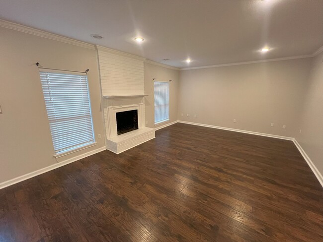 Building Photo - 4 bedroom, 3 bathroom townhouse located in...