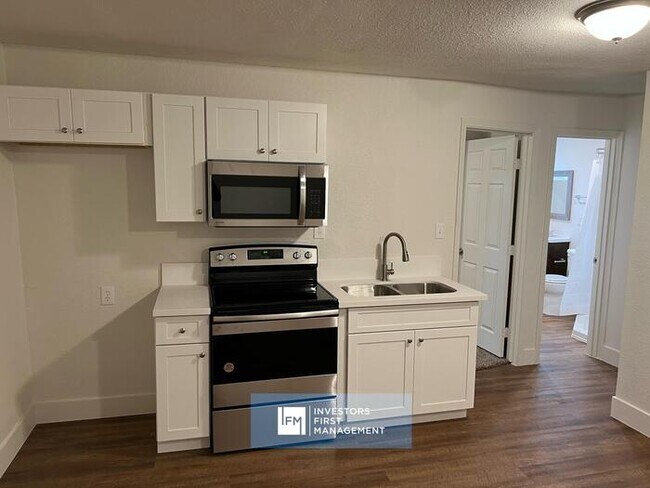 Building Photo - 1676 E La Cadena Dr