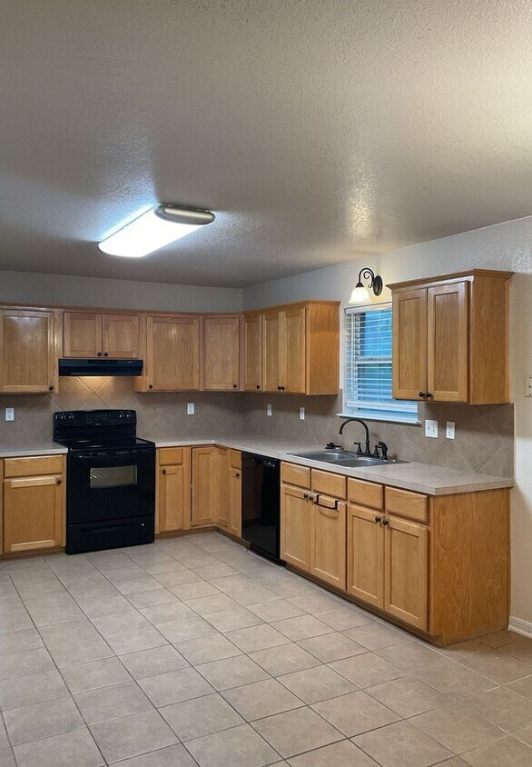Building Photo - PRICE REDUCTION & RENT SPECIAL - AVAILABLE...