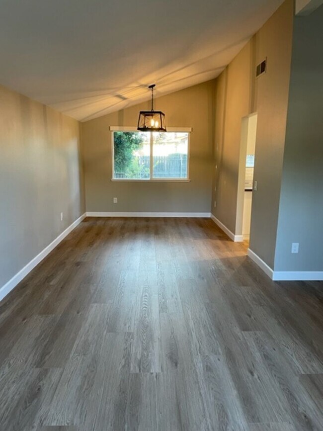 Foto del edificio - Completely remodeled and REDUCED!
