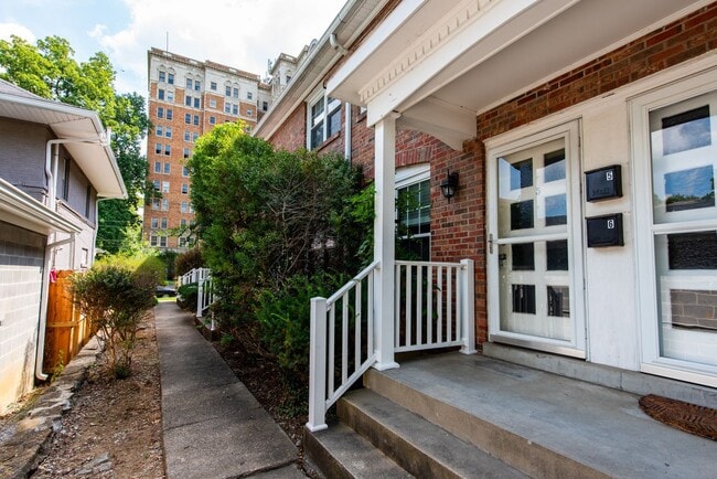 Building Photo - Apartment in the Highlands