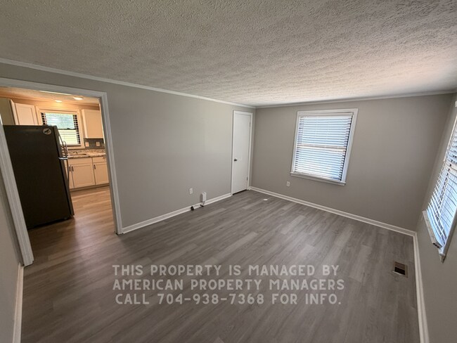 Foto del edificio - 1475 Crowell St