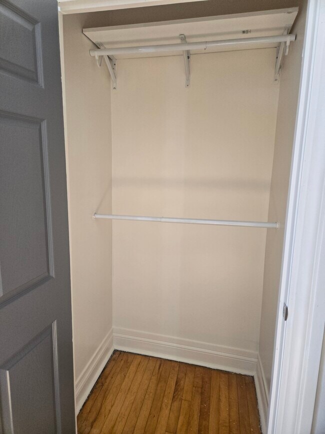 armario - 3259 W Potomac Ave
