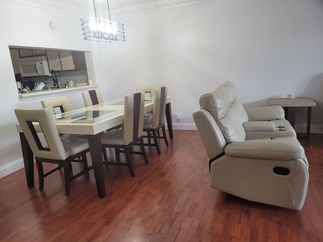 Building Photo - 2200 S Cypress Bend Dr