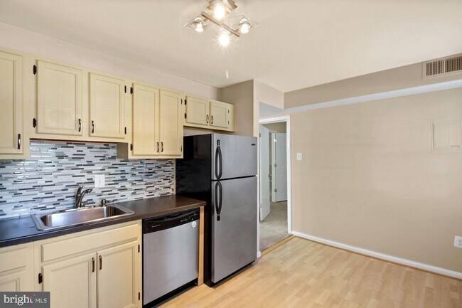 Building Photo - 752 Quince Orchard Blvd