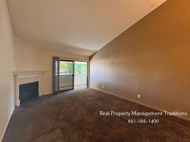 Building Photo - Willow Creek 2 bed, 1 bath condo!