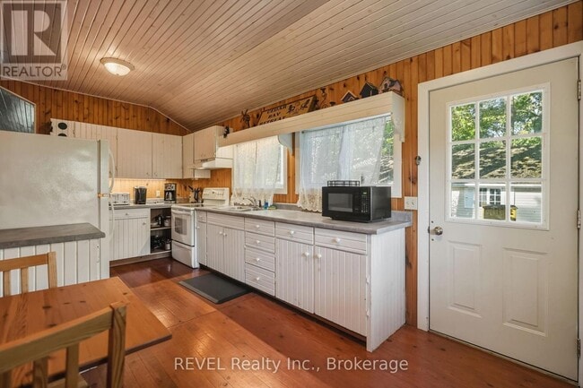 Building Photo - 2862 Vimy Rd