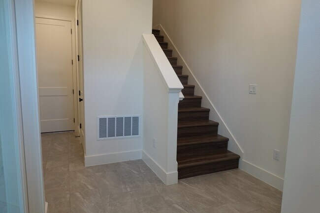 Foto del edificio - 15250 Groveside Rd