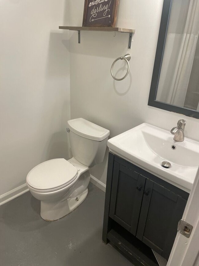 Building Photo - Furnished Studio Apartment