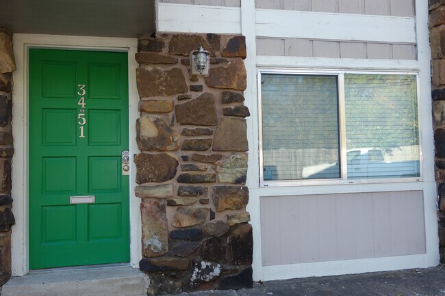 Lovely 3/2.5/ Townhouse in Mid-Town Tulsa! - 3451 E 35th St