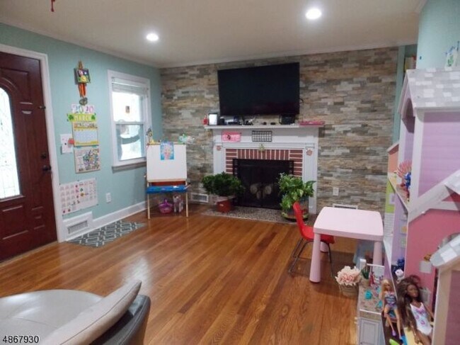 Building Photo - 263 Sandford Ave