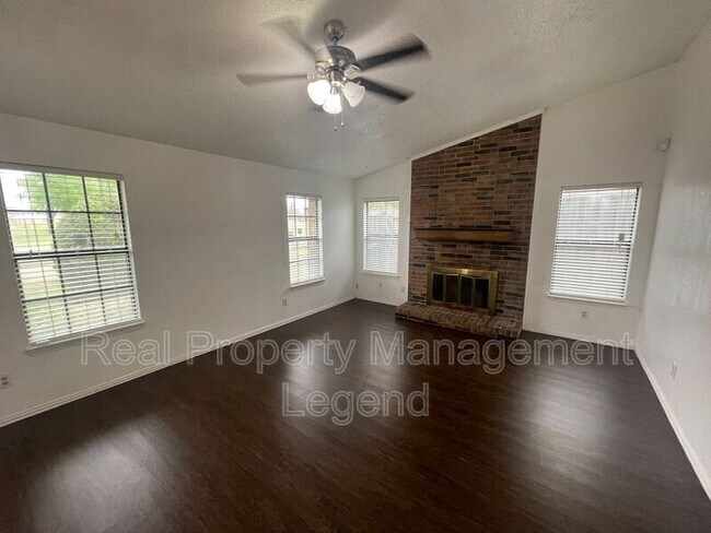 Building Photo - 1523 Uvalde St