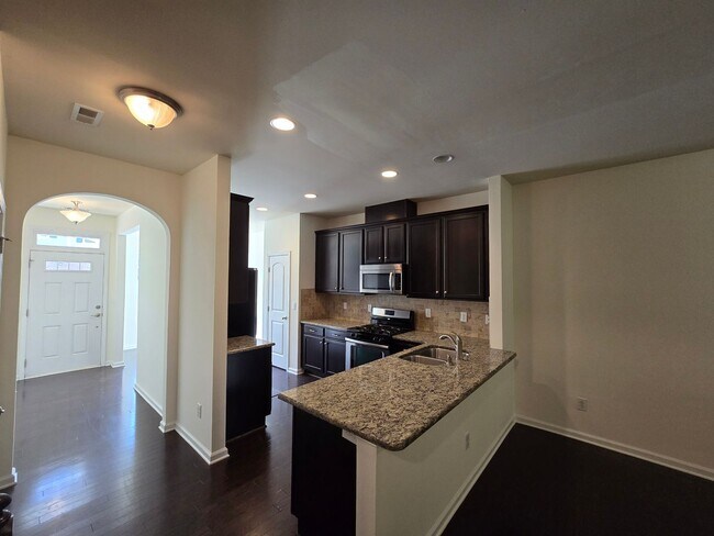 Foto del edificio - Spacious 3BR, 2.5BA Townhome with Loft & High Ceilings in a Fantastic Location!