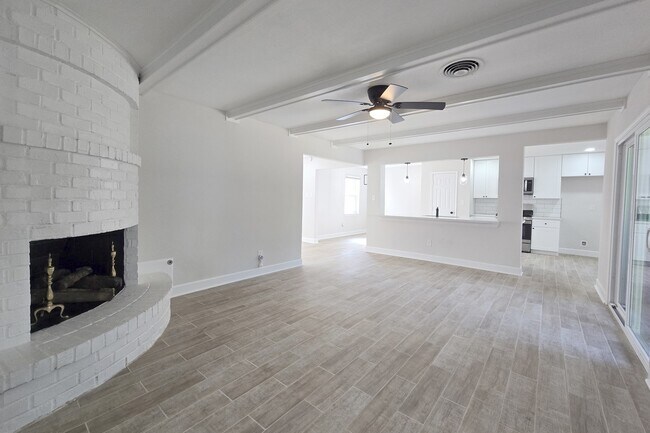 Foto del edificio - 8822 Rowan Ln