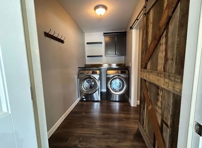 Building Photo - FANTASTIC NEIGHBORHOOD! THREE CAR GARAGE! ...