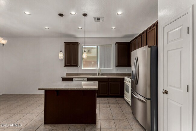 Foto del edificio - 4211 N 153rd Dr