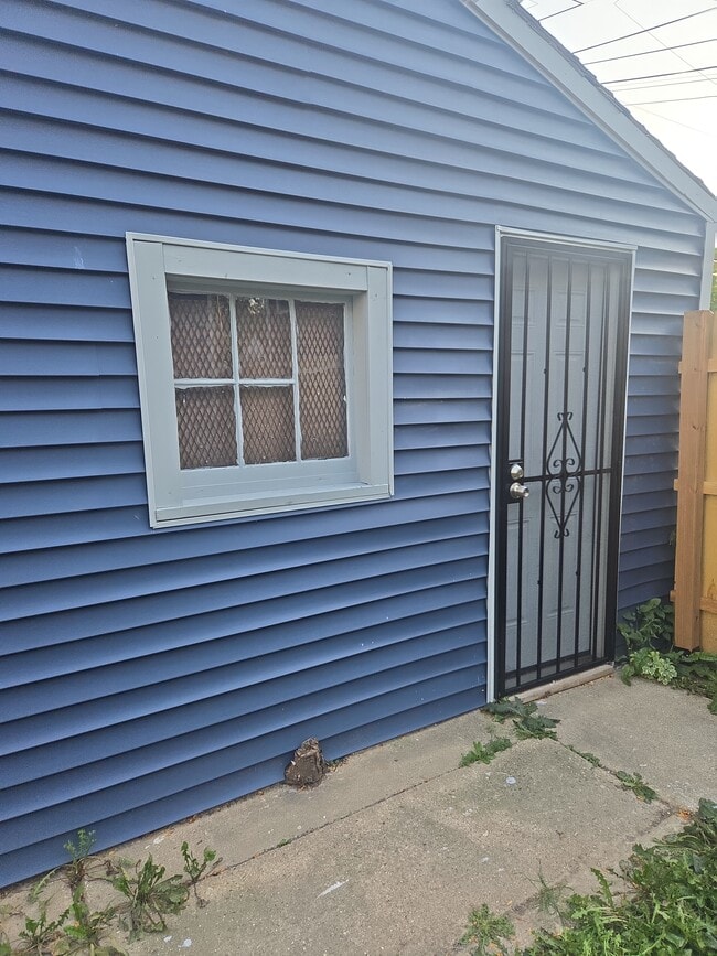 Building Photo - 2417 W Roosevelt Dr