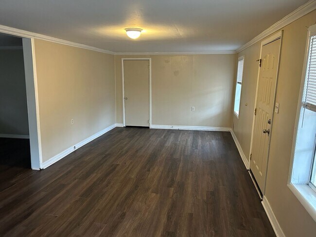 Foto del edificio - BELOW MARKET RENT!