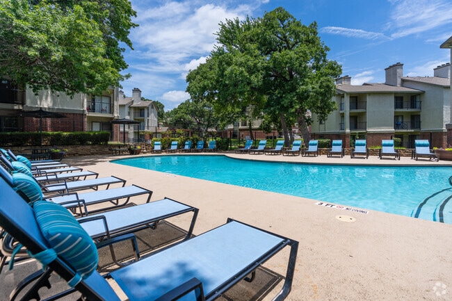 Pool with Sundeck – Refreshing water views and plenty of seating near Arlington - Three60 North Apartments