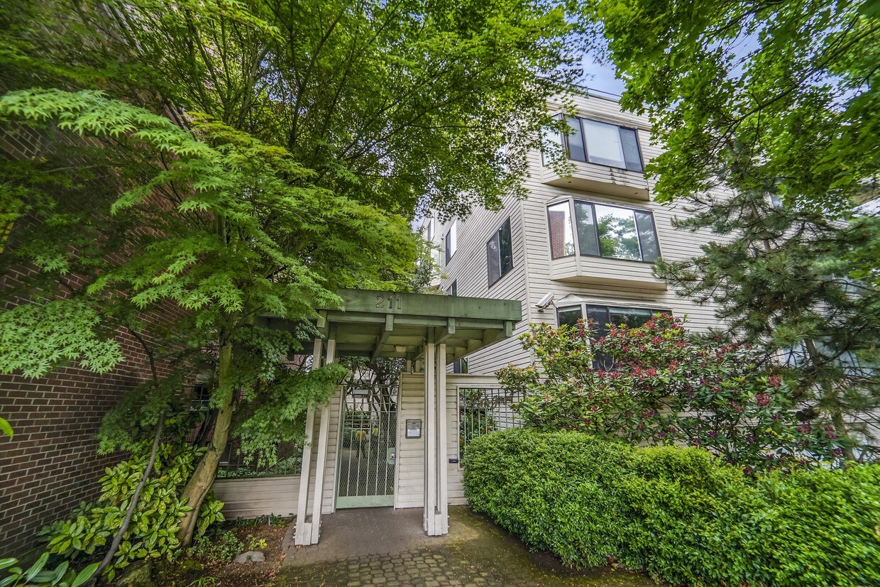 Primary Photo - 211 Summit Ave E
