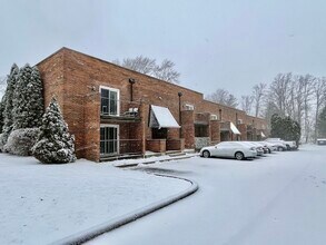 Building Photo - 914 School St