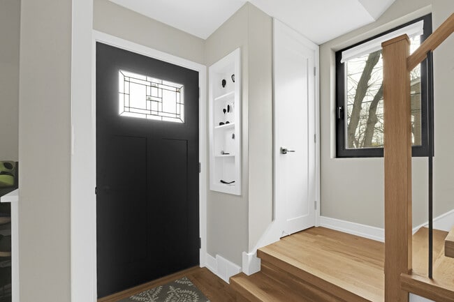 Building Photo - 819 Albion Ave