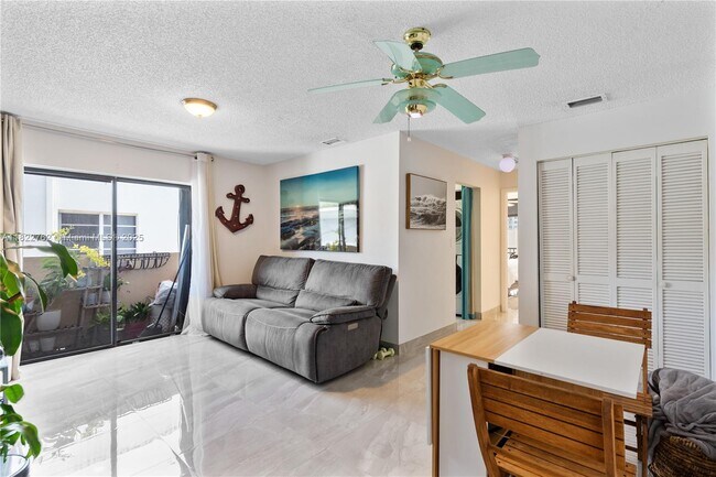 Foto del edificio - 7915 Harding Ave