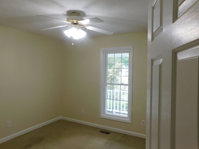 Foto del edificio - 102 Meadowbrook Dr