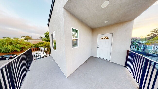 Building Photo - 4BD/2BA  with Large Upstairs Balcony!