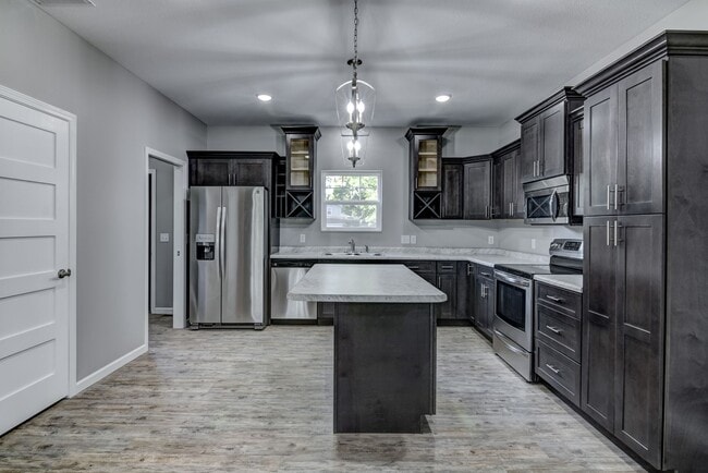 Building Photo - 4 bed, 2 bath