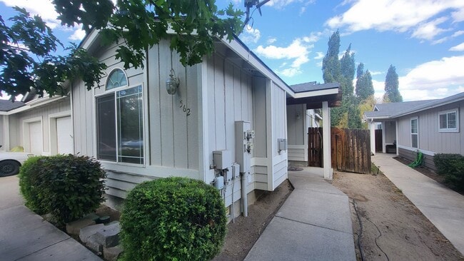 Building Photo - 562 NE Negus Loop