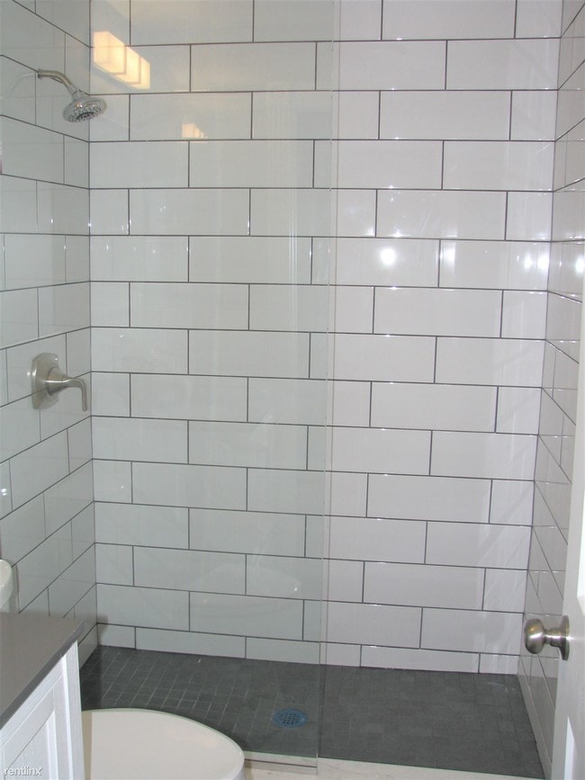 Building Photo - 2 br, 1 bath Duplex - 65 E Russell St