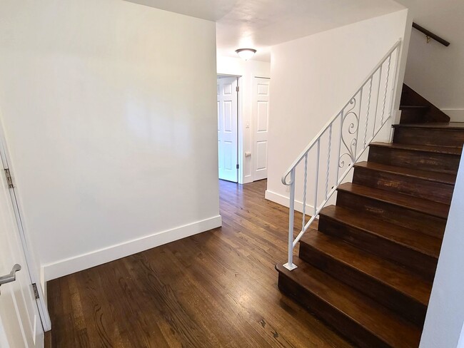 Building Photo - Stunning 4 Bed/2.5 Bath Home In Juanita!