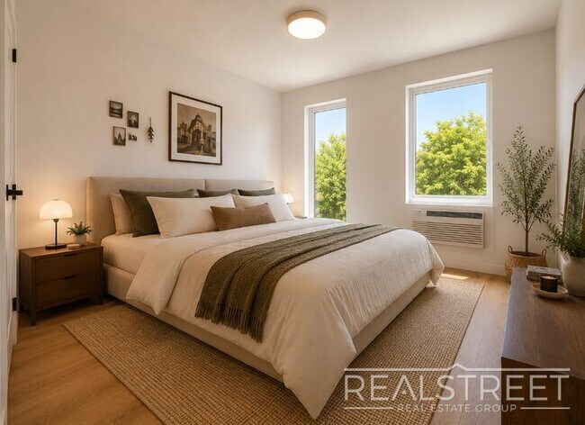 Foto del edificio - Three Bed Two Bath with Balcony!