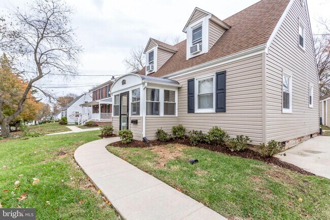 Building Photo - 2429 Fort Dr