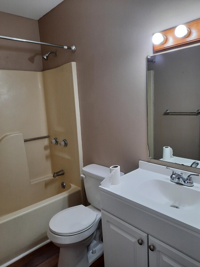 Building Photo - 142 Pickwick Pl